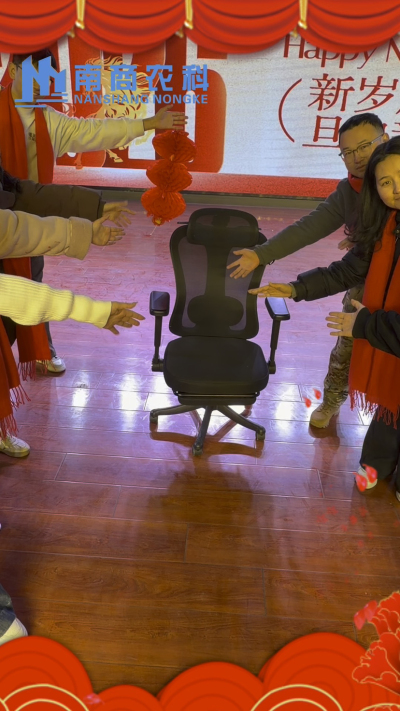 🎇 元旦快乐，温暖相伴 🎇时光匆匆，感恩 2025 年每一份支持与陪伴！从猪场到工厂，南商农科的成长，离不开每一位合作伙伴与家人的信赖！2026 年，我们将继续以贴心服务和硬核设备，陪您一路前行，养殖